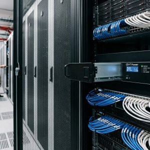 Optimizing High-Density European IT Rooms: How 2RU Modular Inverters Resolve Cab